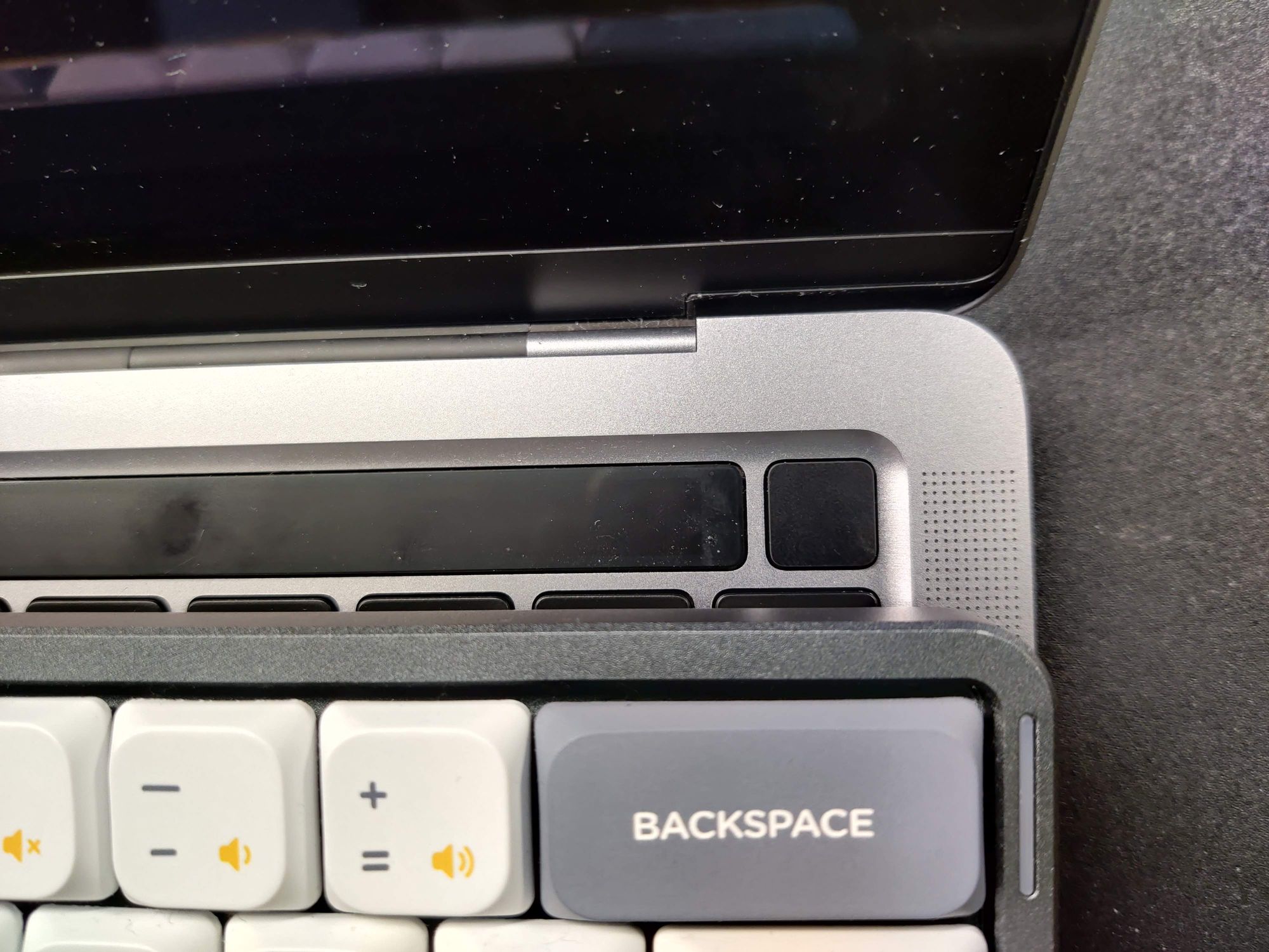NuPhy Air60でMacBookのTouch IDと尊師スタイルを両立する