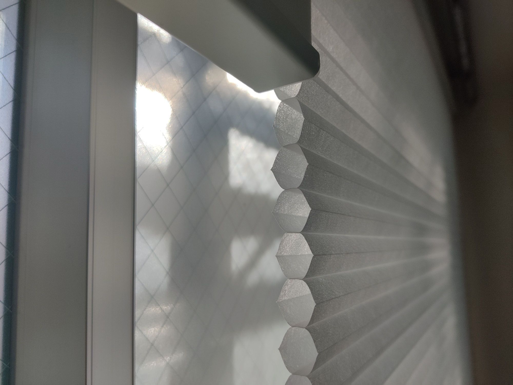 IKEAの不織布断熱ブラインドで窓際ワークスペースの防寒対策